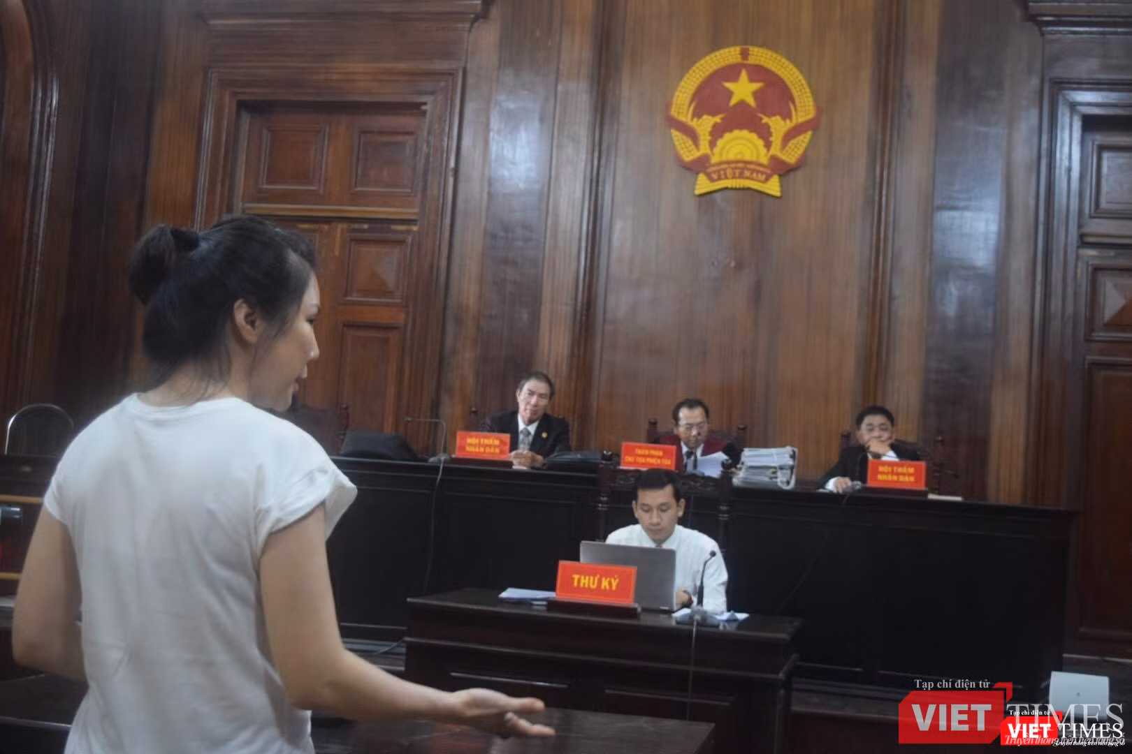 Bị cáo Vũ Thụy Hồng Ngọc trước HĐXX sáng 26/6