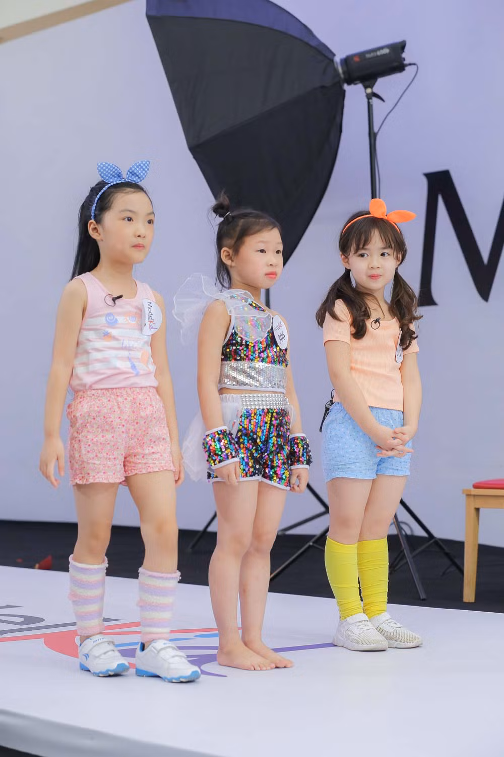 Màn chụp hình của bé Rồng - Nguyễn Nhã Uyên và các bạn Màn chụp hình của bé Rồng - Nguyễn Nhã Uyên và các bạn