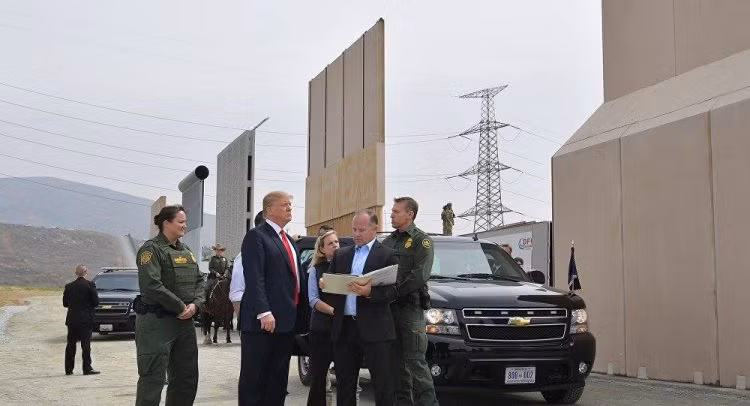 Tổng thống Donald Trump đến khảo sát vùng biên giới Mỹ - Mexico (ảnh AFP) Tổng thống Donald Trump đến khảo sát vùng biên giới Mỹ - Mexico (ảnh AFP)