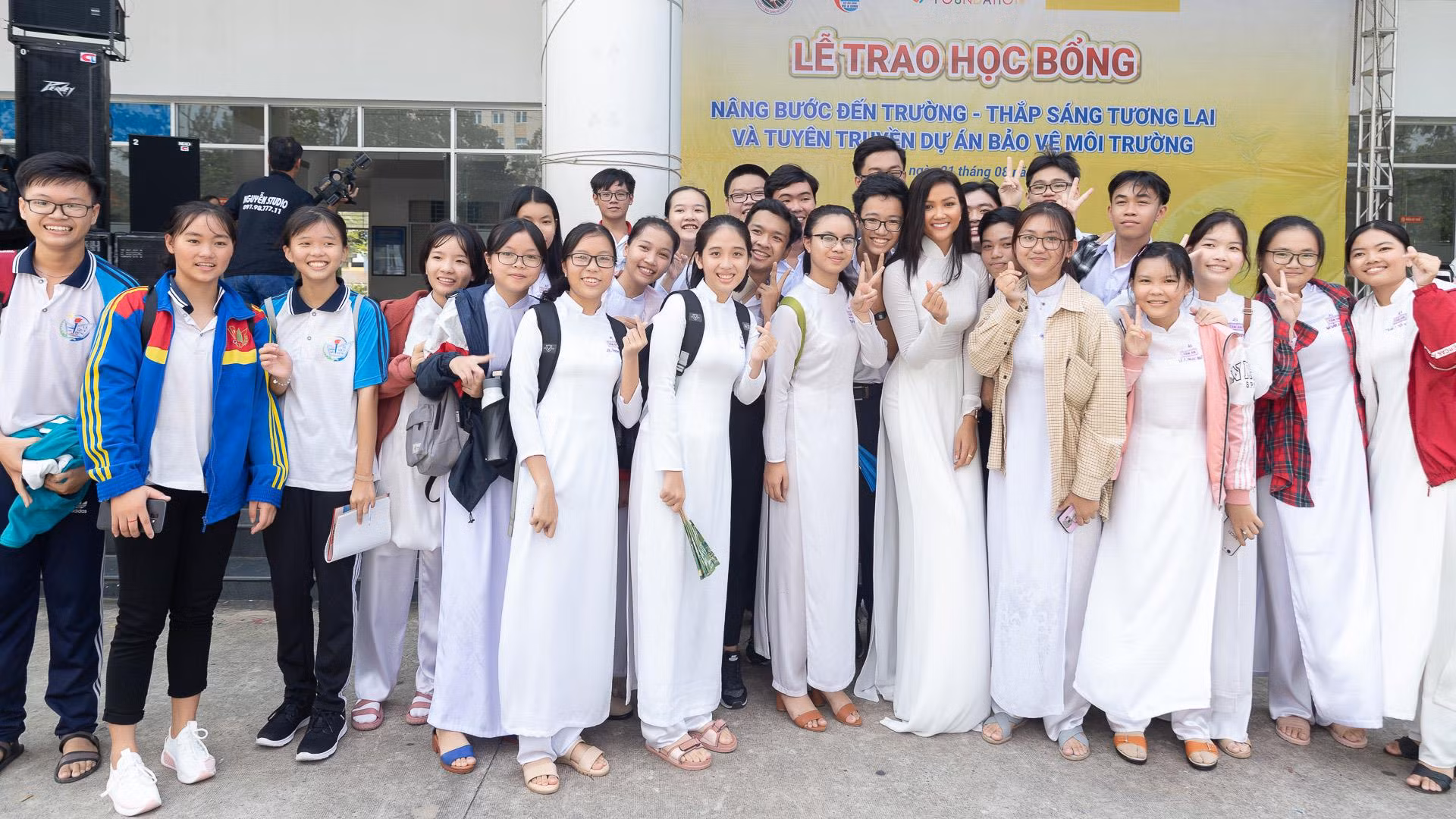 Các em học sinh quây xung quanh Hoa hậu H'Hen Niê Các em học sinh quây xung quanh Hoa hậu H'Hen Niê