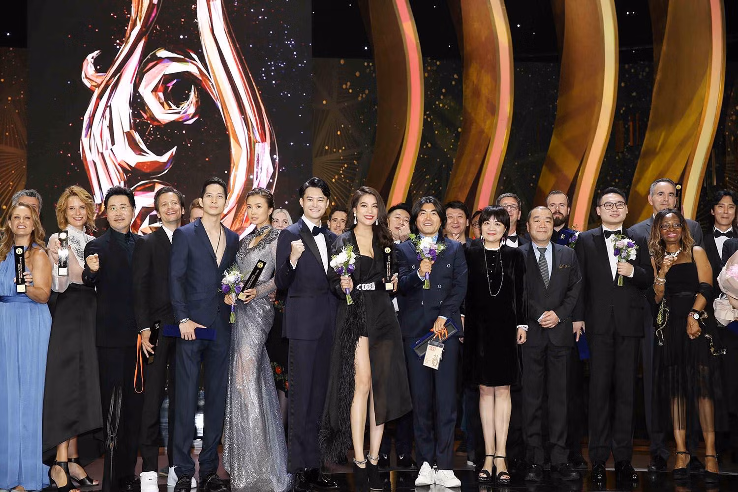 Đông đảo nghệ sĩ đến từ nhiều nước khác nhau tham dự Lễ trao giải “Seoul International Drama Awards” Đông đảo nghệ sĩ đến từ nhiều nước khác nhau tham dự Lễ trao giải “Seoul International Drama Awards”