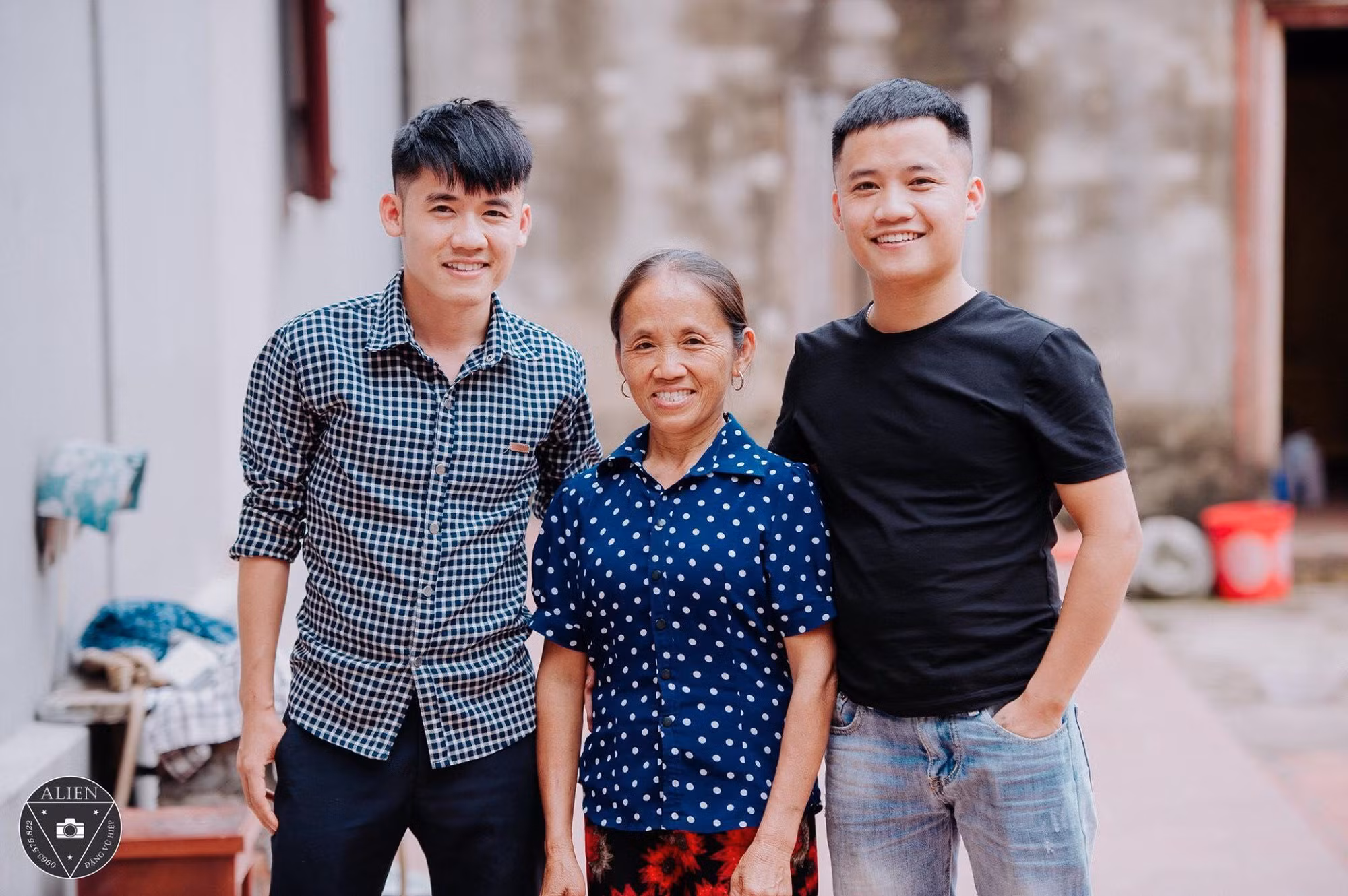 Bà Tân Vlog cùng hai con trai Nguyễn Văn Hưng và Nguyễn Văn Hậu Bà Tân Vlog cùng hai con trai Nguyễn Văn Hưng và Nguyễn Văn Hậu