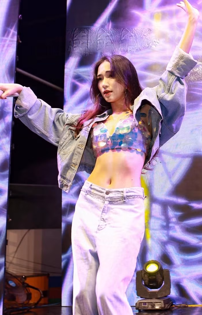 Hòa Minzy khoe vòng 2 siêu nhỏ trên sân khấu ca nhạc Hòa Minzy khoe vòng 2 siêu nhỏ trên sân khấu ca nhạc