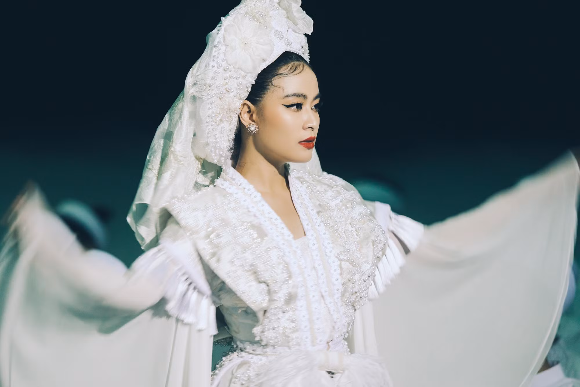 Hoàng Thùy Linh tự sự: "Tứ Phủ là tiếp nối của những gì ngông cuồng, kỳ quặc nhất bên trong tôi” Hoàng Thùy Linh tự sự: "Tứ Phủ là tiếp nối của những gì ngông cuồng, kỳ quặc nhất bên trong tôi”