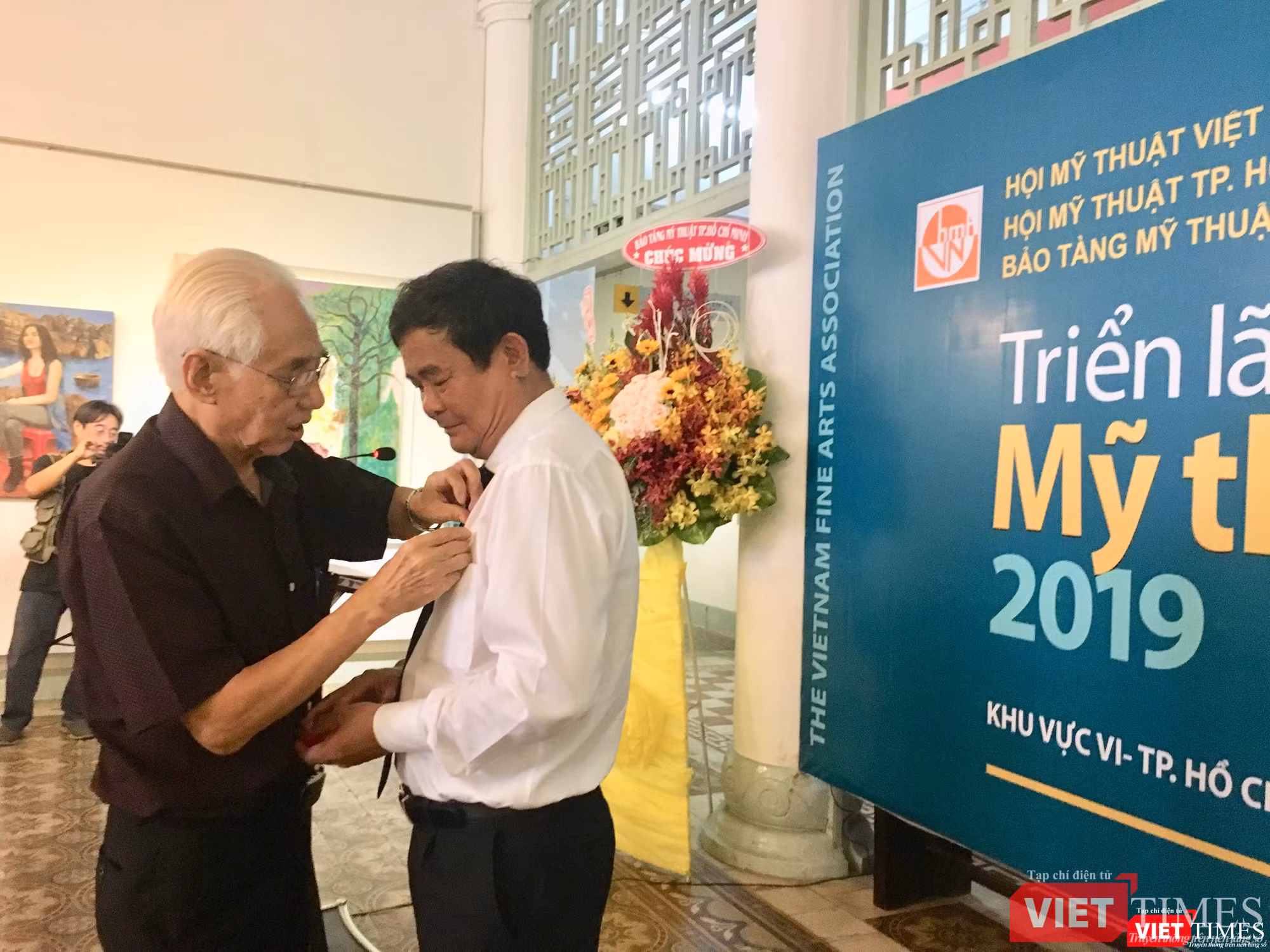 Họa sĩ Trần Khánh Chương (bên trái) - Chủ tịch Hội Mỹ thuật Việt Nam có mặt khai mạc triển lãm Họa sĩ Trần Khánh Chương (bên trái) - Chủ tịch Hội Mỹ thuật Việt Nam