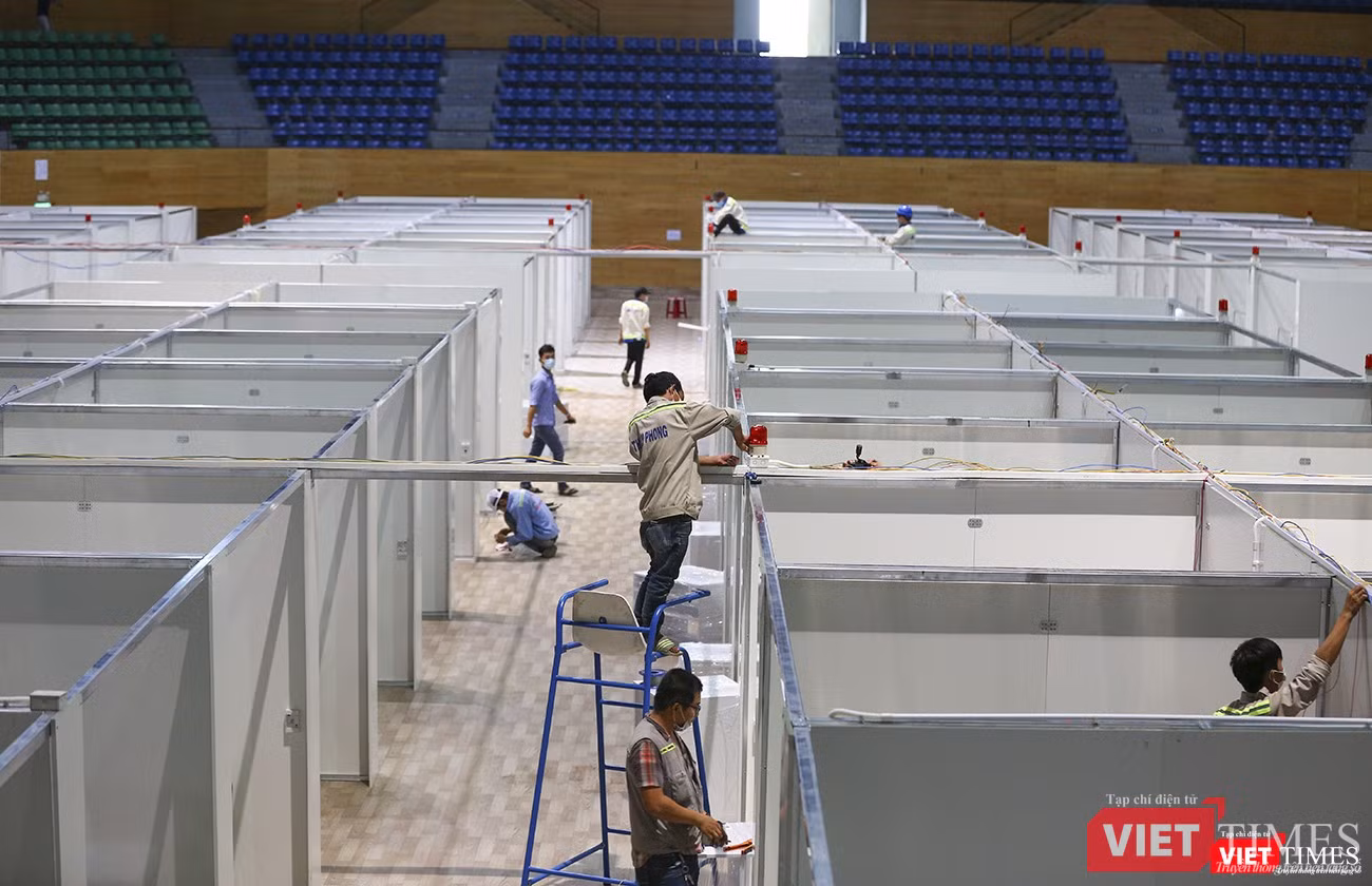 Công nhân lắp đặt thiết bị điện