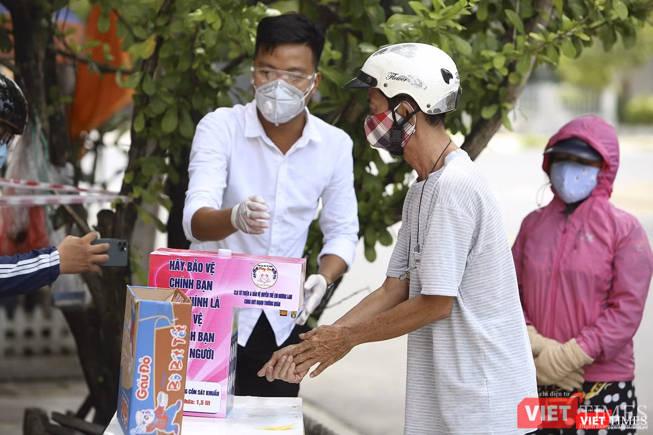 Người dân thực hiện rửa tay sát khuẩn trước khi mua hàng Người dân thực hiện rửa tay sát khuẩn trước khi mua hàng