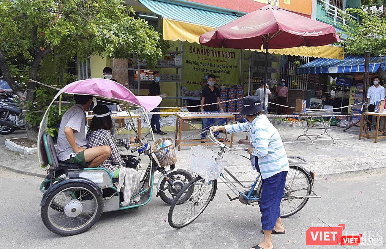 Người dân đến tự giáo mua vừa đủ nhu cầu Người dân đến tự giáo mua vừa đủ nhu cầu
