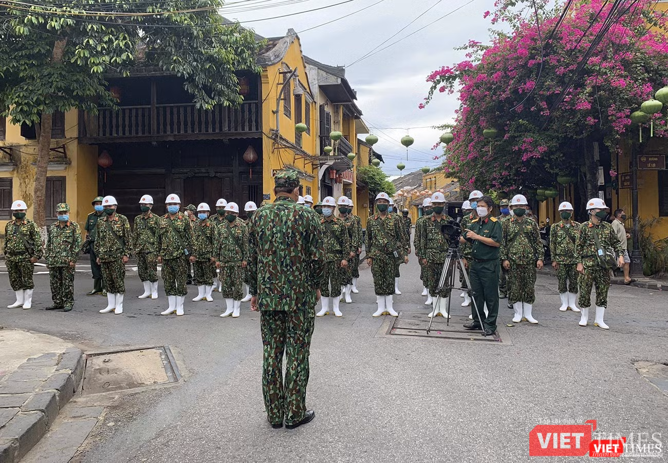 Lực lượng quân đội thuộc Tiểu đoàn Phòng hóa 78 - Bộ Tham mưu Quân khu 5 chuẩn bị làm nhiệm vụ