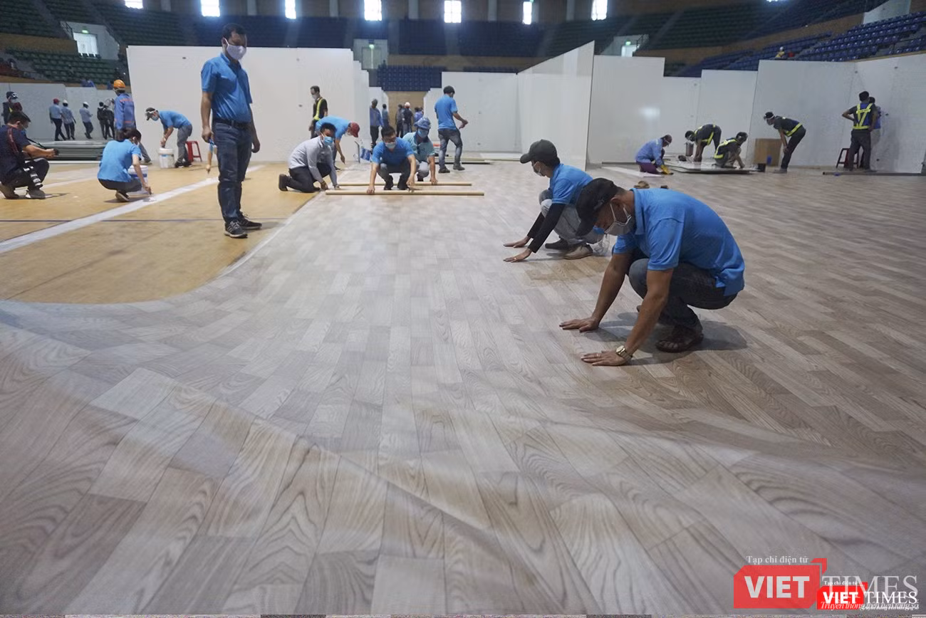 Sàn tiếp tục được trải và hoàn thiện