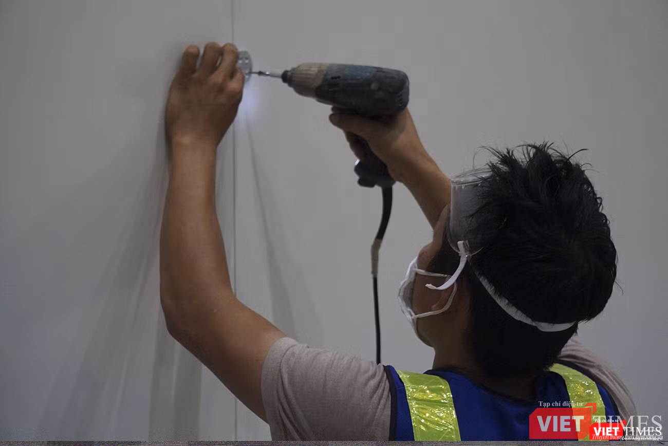 Công nhân miệt mài thi công