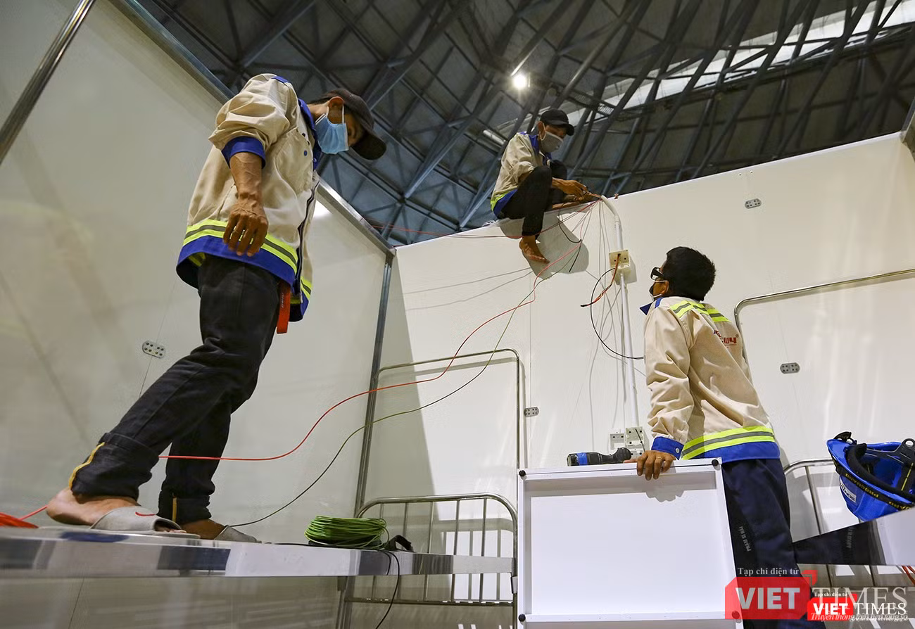 Ở dãy buồng bệnh khác, công tác lắp đặt hệ thống điện được nhanh chóng thi công