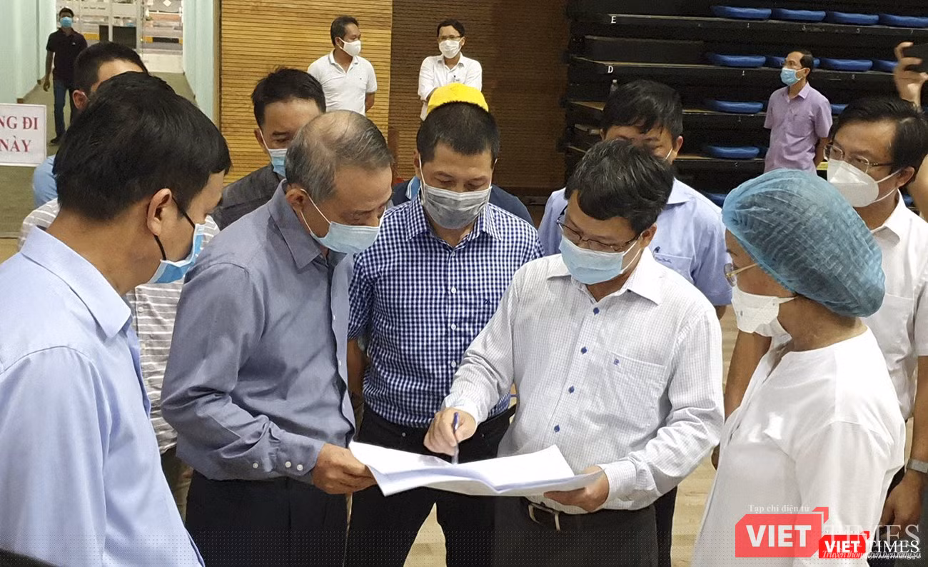 Ông Trương Quang Nghĩa - Bí thư Thành ủy Đà Nẵng đi kiểm tra hiện trường