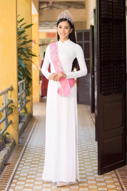 Hoa hậu Tiểu Vy đẹp tinh khôi trong áo dài trắng