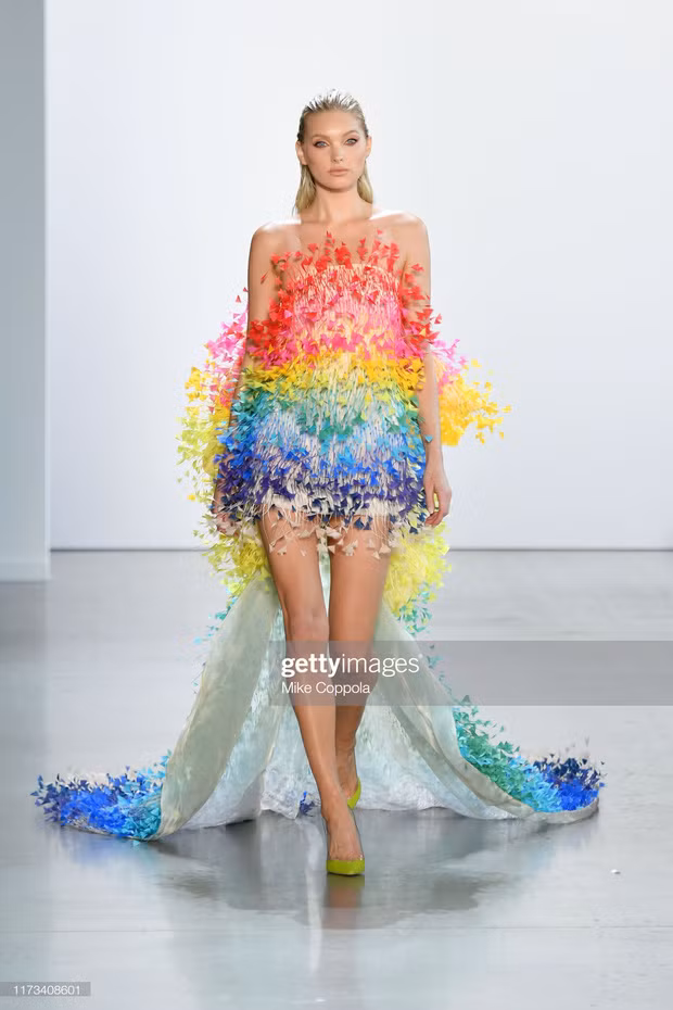 Nhiều mẫu ấn tượng trong BST “Đi nhặt hạt sương rơi nghiêng” (Ảnh: Gettyimages) Nhiều mẫu ấn tượng trong BST “Đi nhặt hạt sương rơi nghiêng” (Ảnh: Gettyimages)