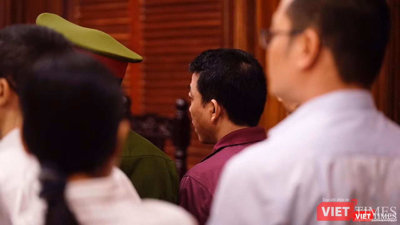 Bị cáo Nguyễn Minh Hùng (áo tím) trước HĐXX