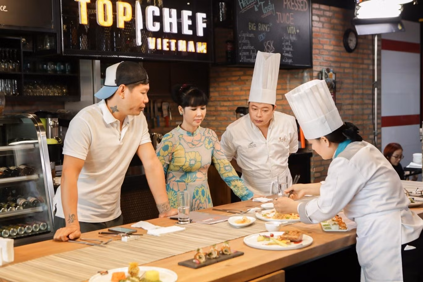 Đầu bếp Dương Huy Khải – người Việt đầu tiên và duy nhất được vinh danh trên Đại lộ Danh vọng của nghề bếp California, cùng đầu bếp Trịnh Diễm Vy – “người giữ gìn văn hóa ẩm thực Hội An” và Jack Lee - đầu bếp gốc Việt nổi tiếng của những ngôi sao Hollywood