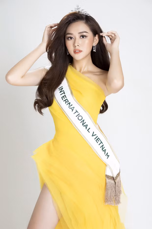 Tường San có lợi thế về hình thể cũng như gương mặt xinh đẹp nổi bật, ngoại hình chuẩn, vốn tiếng Anh lưu loát Tường San có lợi thế về hình thể cũng như gương mặt xinh đẹp nổi bật, ngoại hình chuẩn, vốn tiếng Anh lưu loát