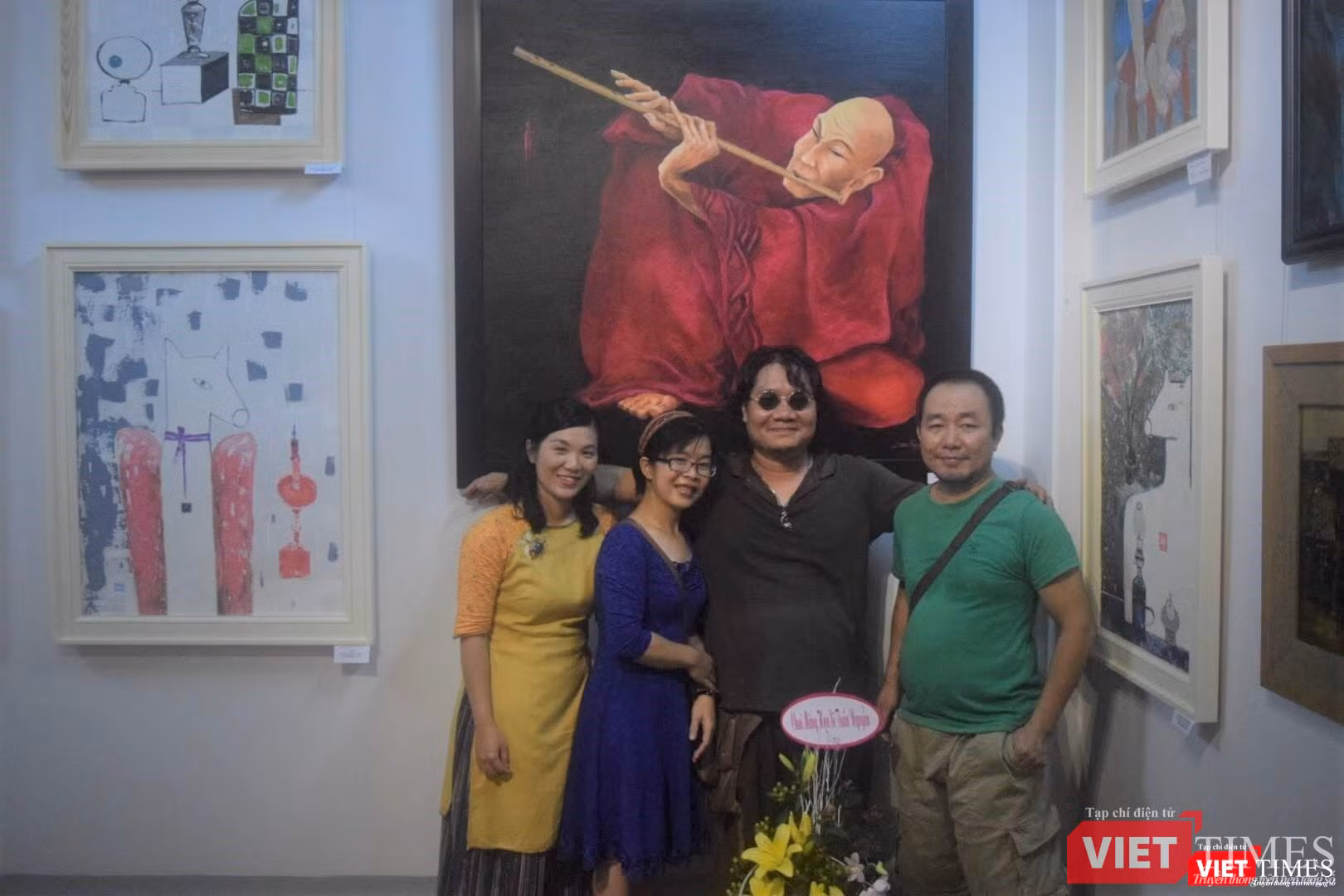 Họa sĩ Nguyễn Tuấn - tác giả của tranh sơn dầu "Sáo" (mặc áo nâu, đứng giữa) chụp hình lưu niệm với bạn bè Họa sĩ Nguyễn Tuấn - tác giả của tranh sơn dầu