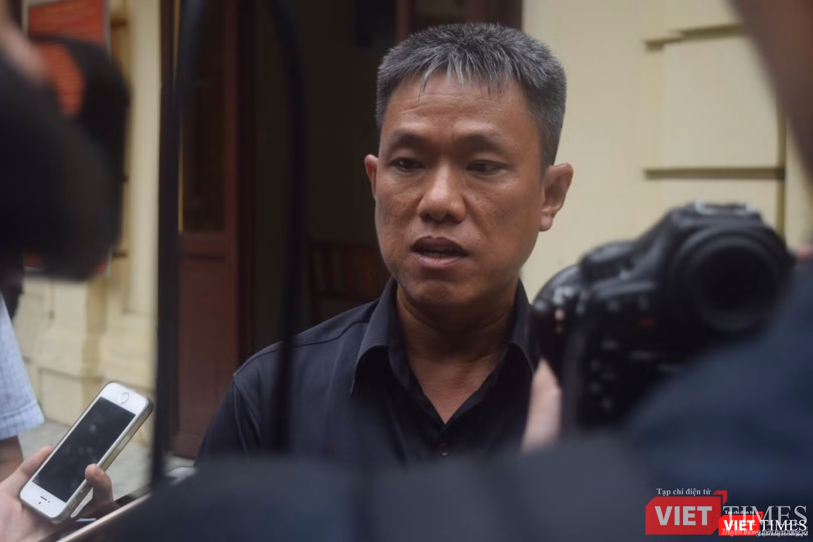 Nét mặt khắc khổ của họa sĩ Lê Linh sau hơn 12 năm đấu tranh cho quyền tác giả. Tuy nhiên, phần tuyên án sáng 3/9 đã khiến phiên tòa đi vào lịch sử ngành xuất bản.