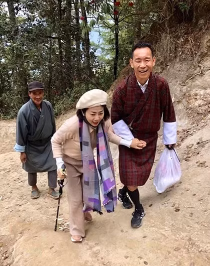 Mai Phương được hướng dẫn viên du lịch dìu lên tu viện Tiger's Nest ở Bhutan hồi đầu năm 2019 ( Ảnh: MP) Mai Phương được hướng dẫn viên du lịch dìu lên tu viện Tiger's Nest ở Bhutan hồi đầu năm 2019 ( Ảnh: MP)
