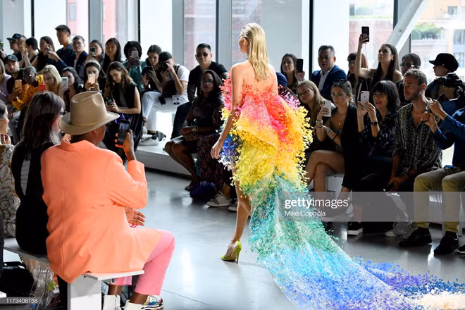 BST “Đi nhặt hạt sương rơi nghiêng” tham dự Tuần lễ Thời trang New York (NYFW) Xuân - Hè 2020 (Ảnh: Gettyimages) BST “Đi nhặt hạt sương rơi nghiêng” tham dự Tuần lễ Thời trang New York (NYFW) Xuân - Hè 2020 (Ảnh: Gettyimages)