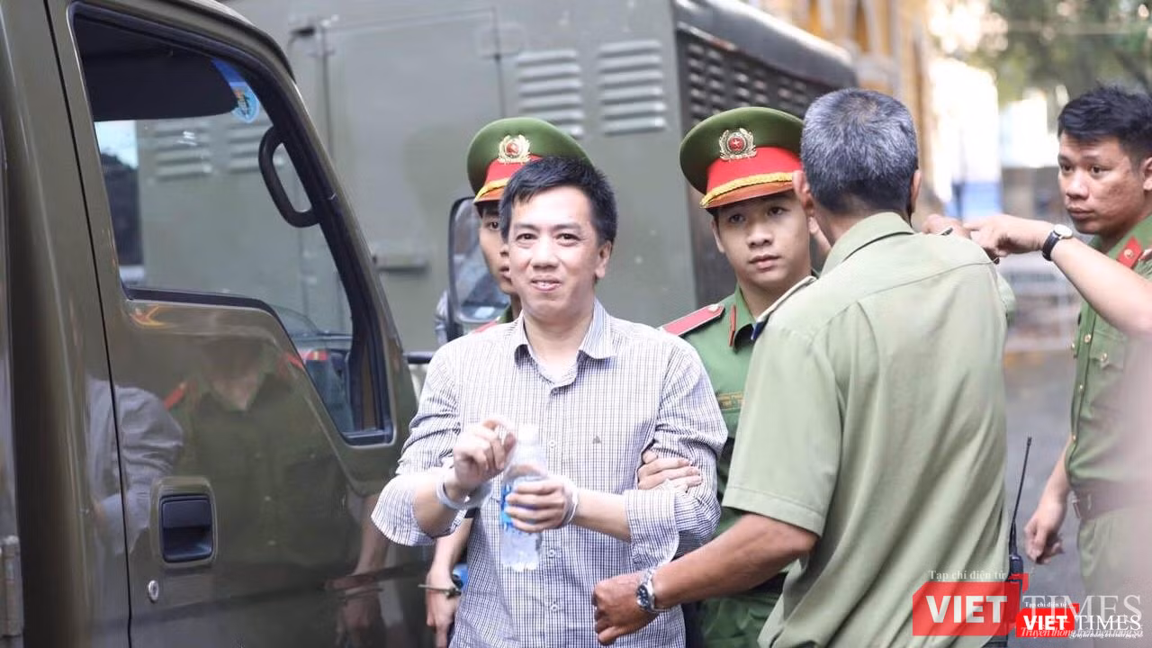 Bị cáo Võ Mạnh Cường cười tươi trước ống kính phóng viên Bị cáo Võ Mạnh Cường