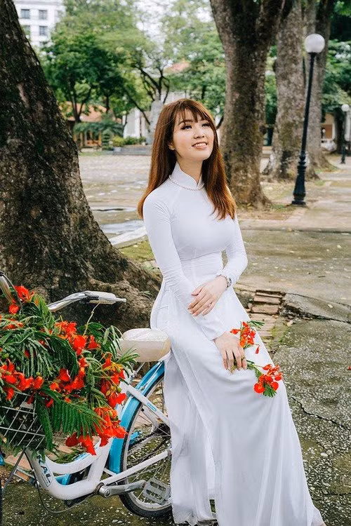 Á hậu Thụy Vân trẻ lại hàng chục tuổi với áo dài trắng