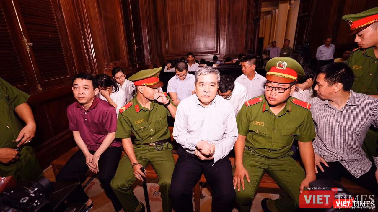 Bị cáo Nguyễn Minh Hùng (áo tím) đối diện HĐXX tại phiên tòa Bị cáo Nguyễn Minh Hùng (áo tím) đối diện HĐXX tại phiên tòa