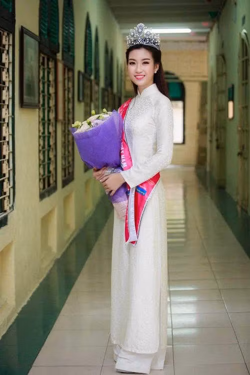 Hoa hậu Đỗ Mỹ Linh trong áo dài trắng dịu dàng, thanh nhã về thăm trường cũ