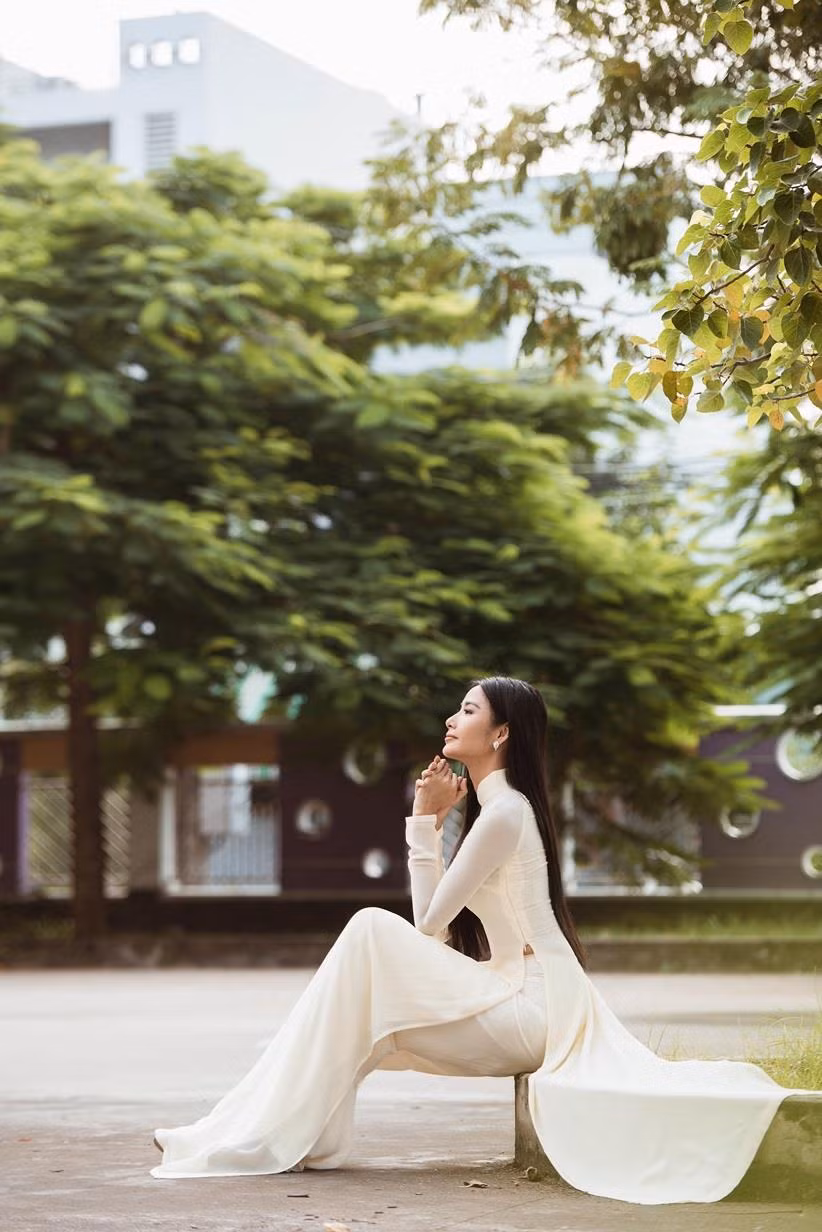Á hậu Hoàng Thùy cũng khiến fan lên cơn sốt với những bức ảnh áo trắng sân trường 