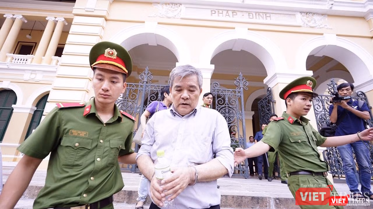 Bị cáo Nguyễn Văn Thông rời tòa sau phiên xét xử chiều 24/9 Bị cáo Nguyễn Văn Thông rời tòa sau phiên xét xử chiều 24/9