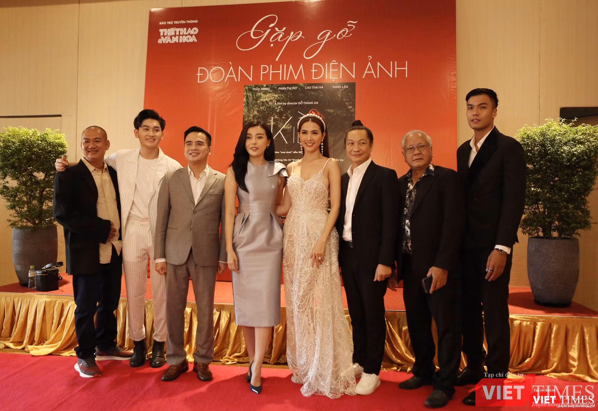 Từ trái qua: quay phim Trương Tuấn, diễn viên Minh Khải, ông Hán Hữu Hải - Tổng Giám đốc YourTV, nữ diễn viên Cao Thái Hà, Phan Thị Mơ, đạo diễn Đỗ Thành An, Giám đốc nghệ thuật - TS Đỗ Lệnh Hùng Tú, nam diễn viên Mạnh Lân (Ảnh: T.B)