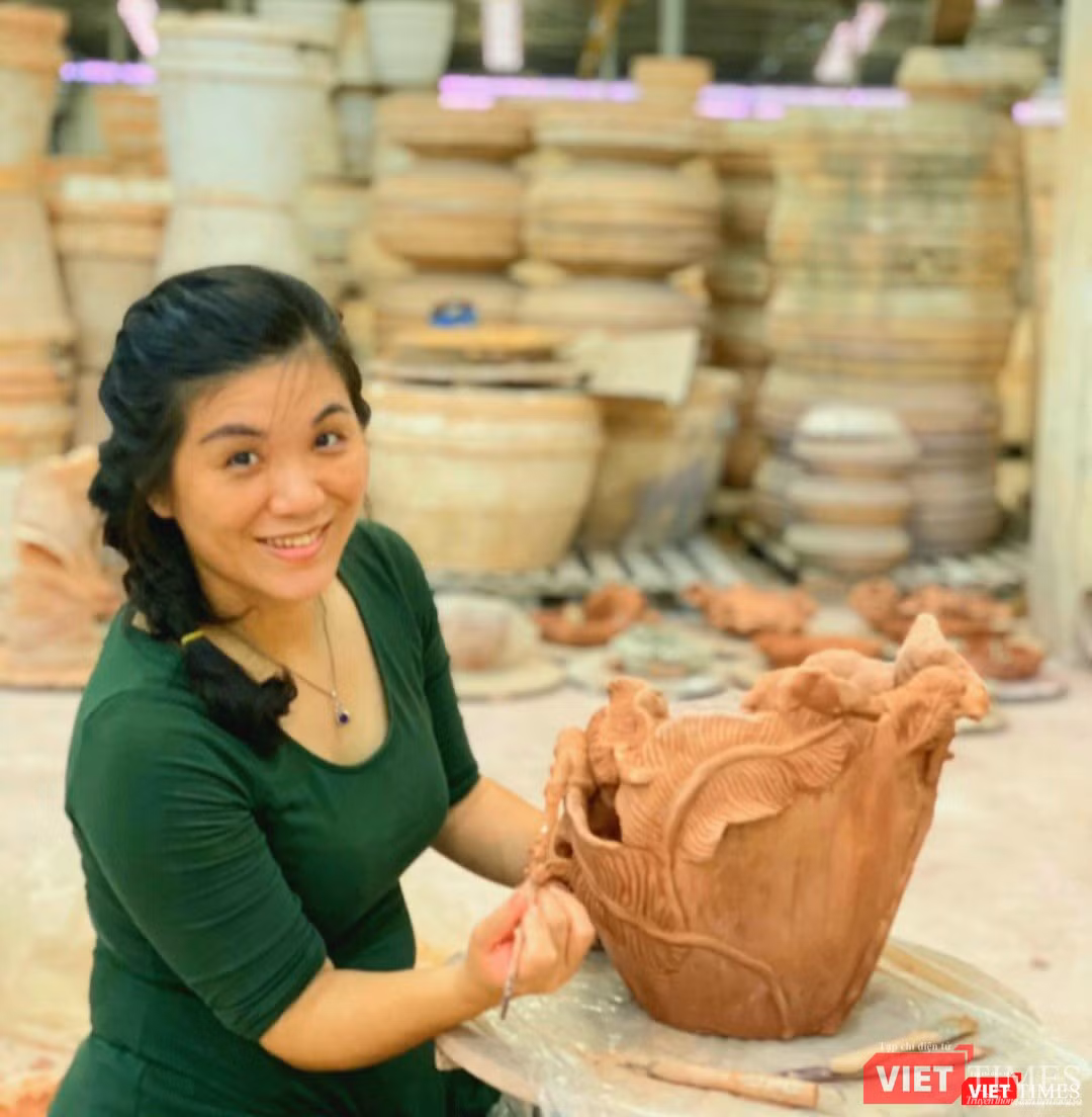 Họa sĩ Thục Quyên trăn trở với cách pha màu men cho tác phẩm Thục Quyên trăn trở với cách pha màu men