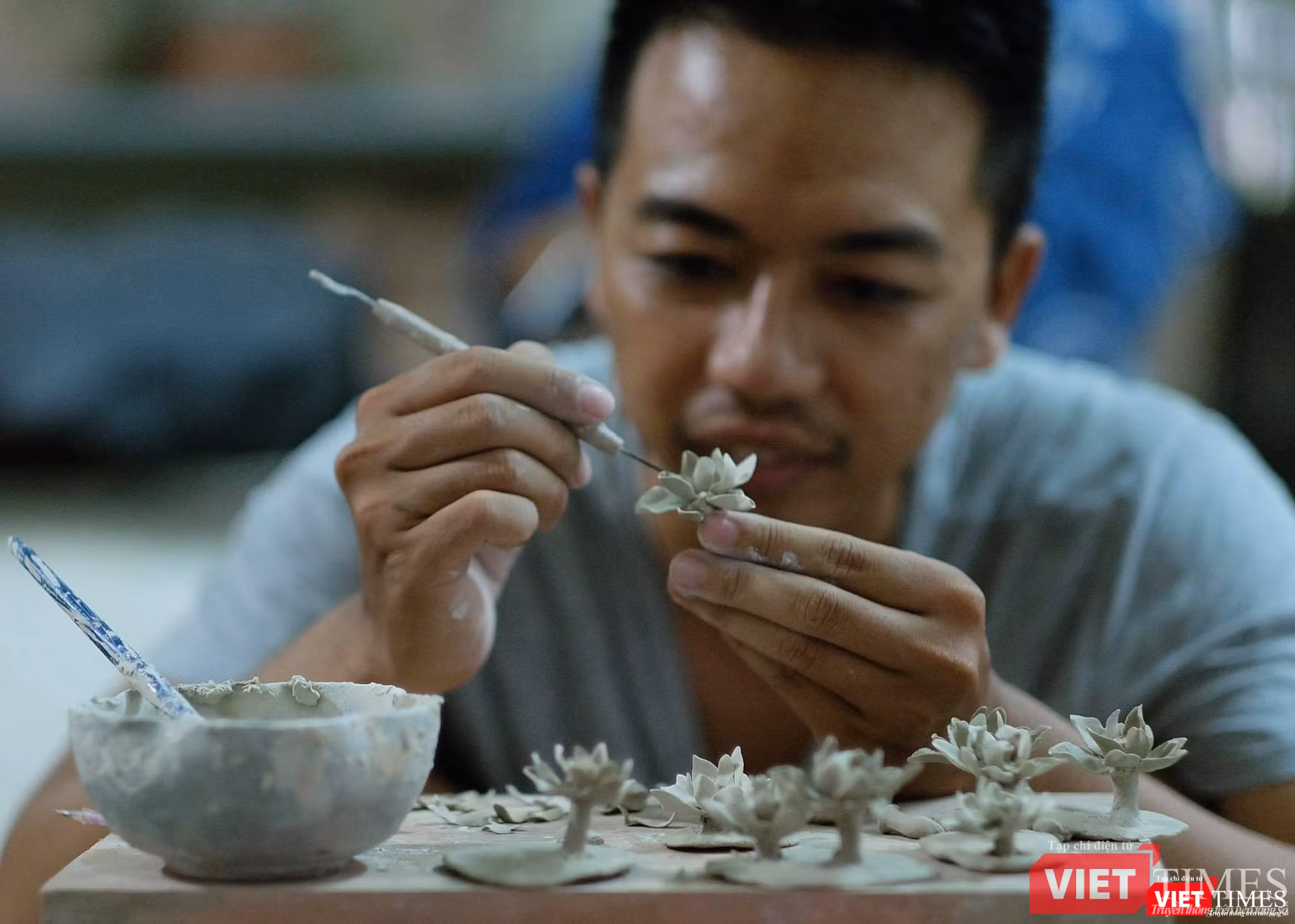Bùi Thanh Thuận đam mê sáng tác những tác phẩm gốm bé xíu cực kỳ công phu (Ảnh: HB) Bùi Thanh Thuận đam mê sáng tác những tác phẩm gốm bé xíu cực kỳ công phu (Ảnh: HB)