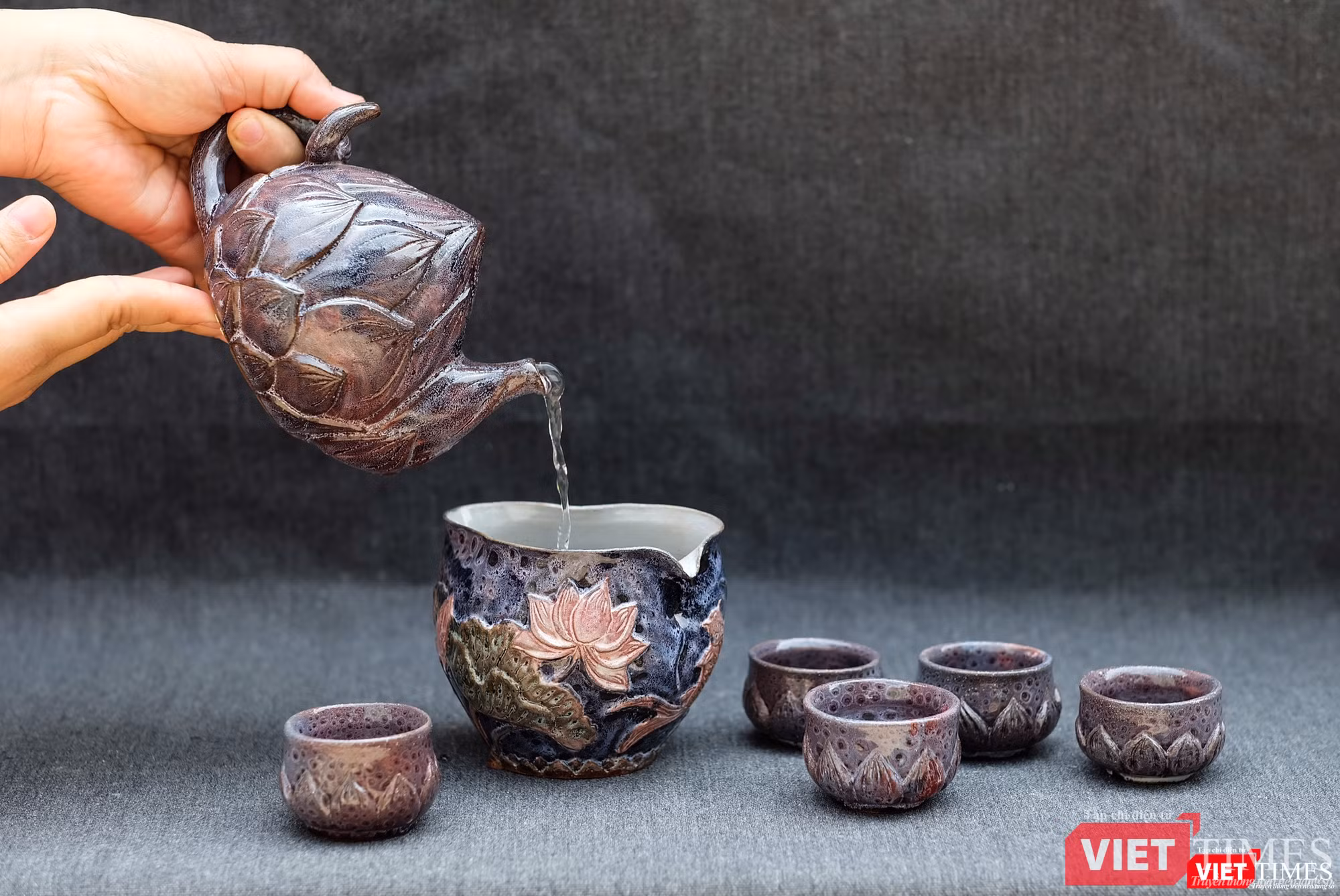 Bình châm trà mẫu xưa độc đáo hoàn toàn có công dụng thực sự Bình châm trà mẫu xưa độc đáo hoàn toàn có công dụng thực sự