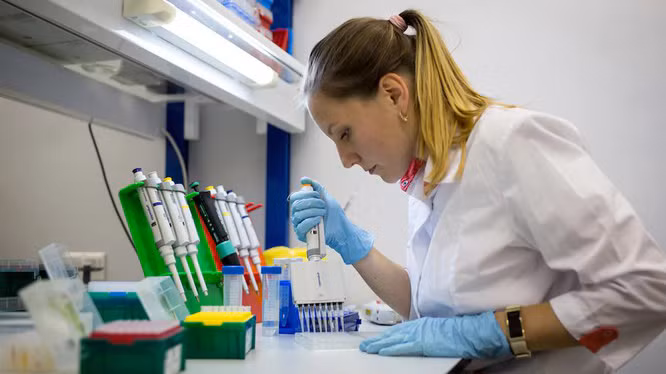 Một kỹ thuật viên phòng thí nghiệm thực hiện giai đoạn thử nghiệm vaccine Sputnik V tại Viện Gamaleya ở Moscow (Ảnh: Bloomberg) Một kỹ thuật viên phòng thí nghiệm thực hiện giai đoạn thử nghiệm vaccine Sputnik V tại Viện Gamaleya ở Moscow (Ảnh- Bloomberg)