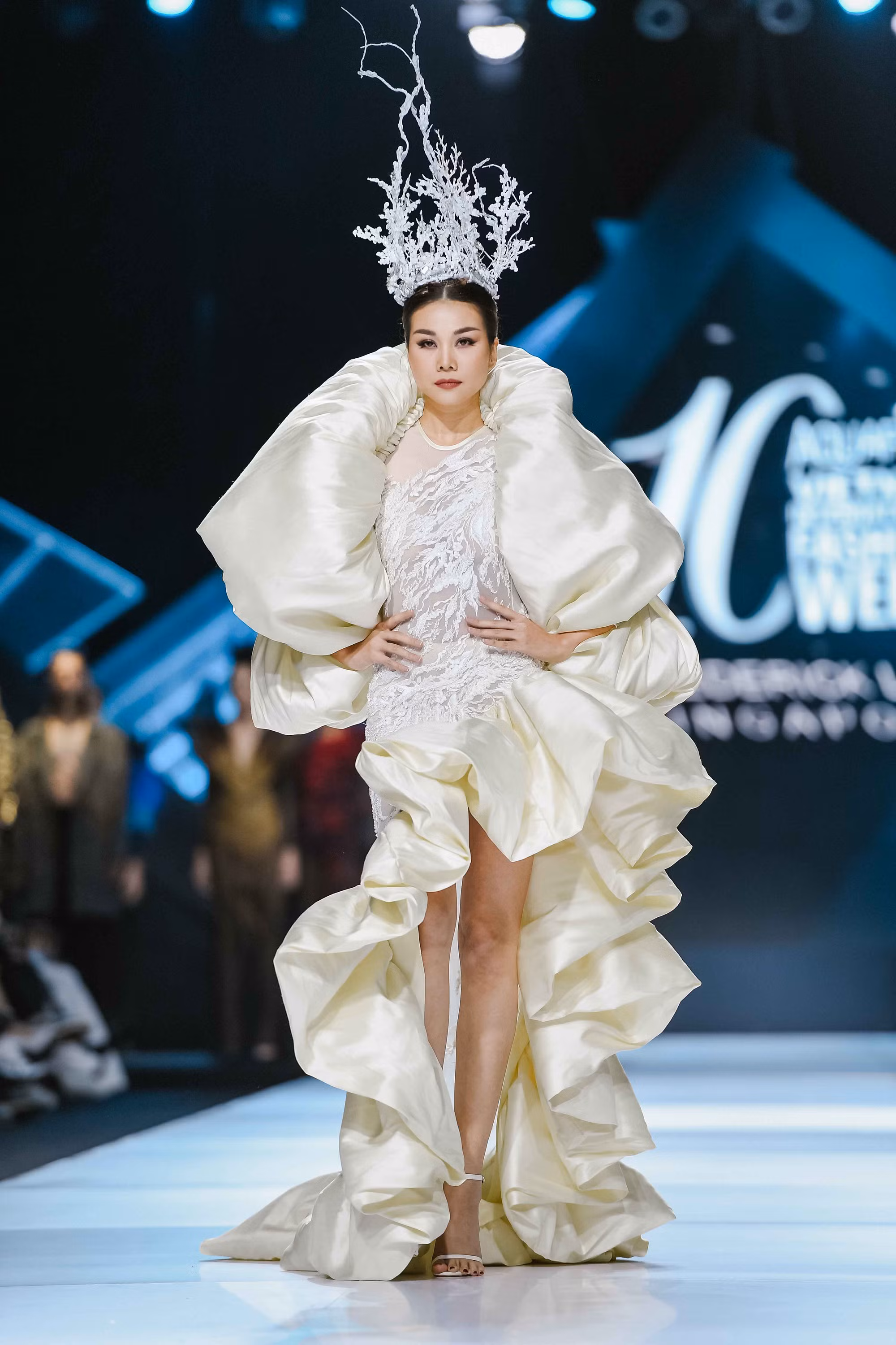 Vedette Thanh Hằng trong thiết kế đầm trắng ôm sát của Frederick Lee