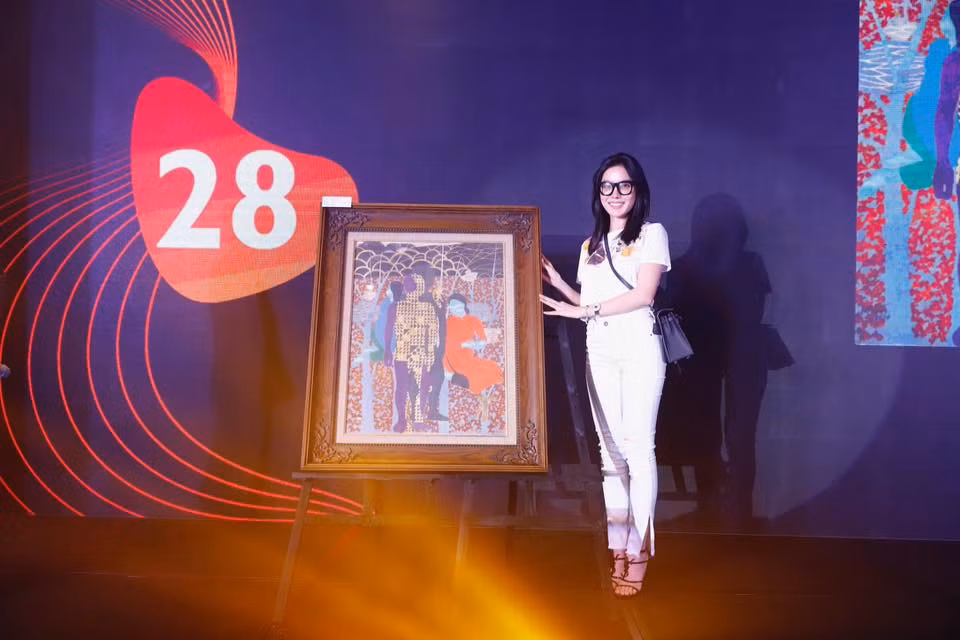 Người mua tác phẩm của họa sĩ Đinh Thị Thắm Poong MC Phan Anh và người mua tác phẩm của họa sĩ Đinh Thị Thắm Poong