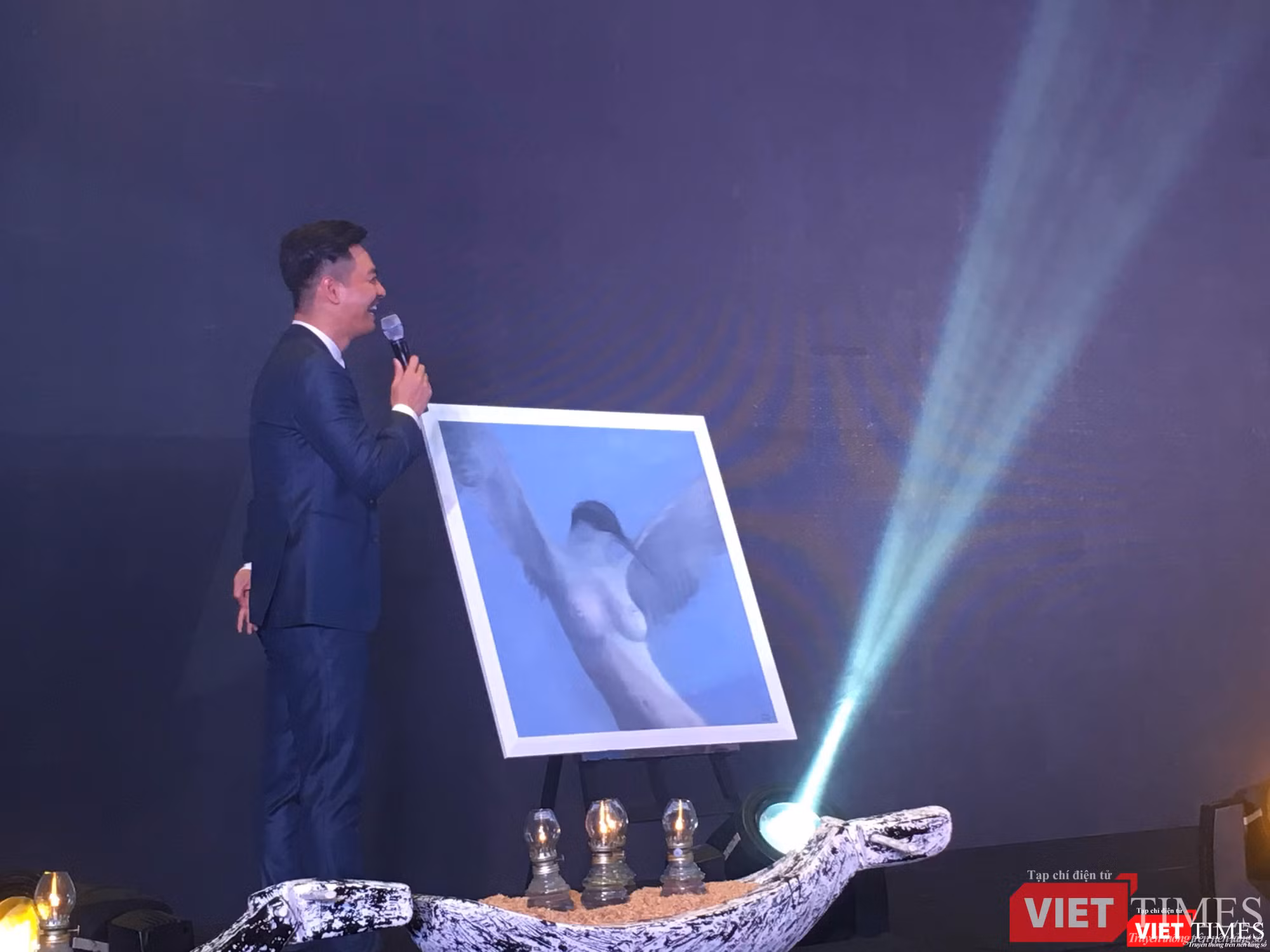Tác phẩm “Tình yêu” (Nguyễn Quang Huy) bán ra với giá 2.500 USD Tác phẩm “Tình yêu” (Nguyễn Quang Huy) bán ra với giá 2.500 USD