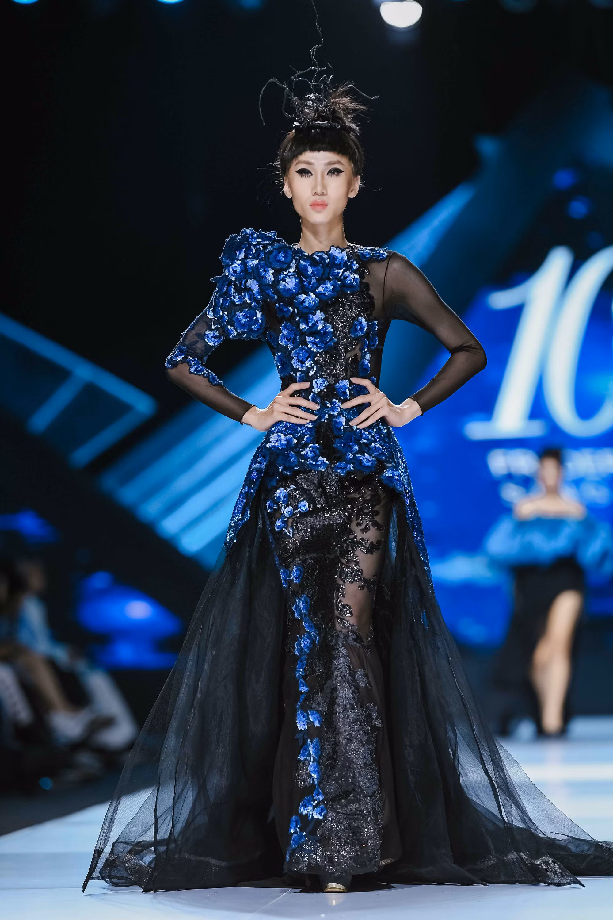 Từng mẫu thiết kế đều mang tính nghệ thuật riêng, những đường nét mới lạ nhưng hài hòa truyền tải một cách trọn vẹn cái tôi nghệ thuật riêng biệt của nhà thiết kế gạo cội này