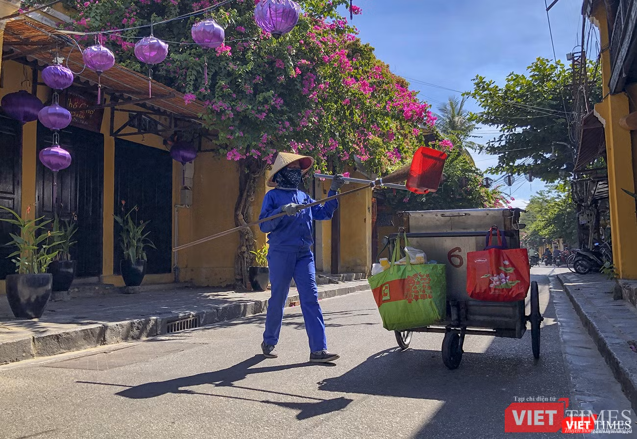 Công nhân vệ sinh vẫn cần mẫn làm đẹp những con phố