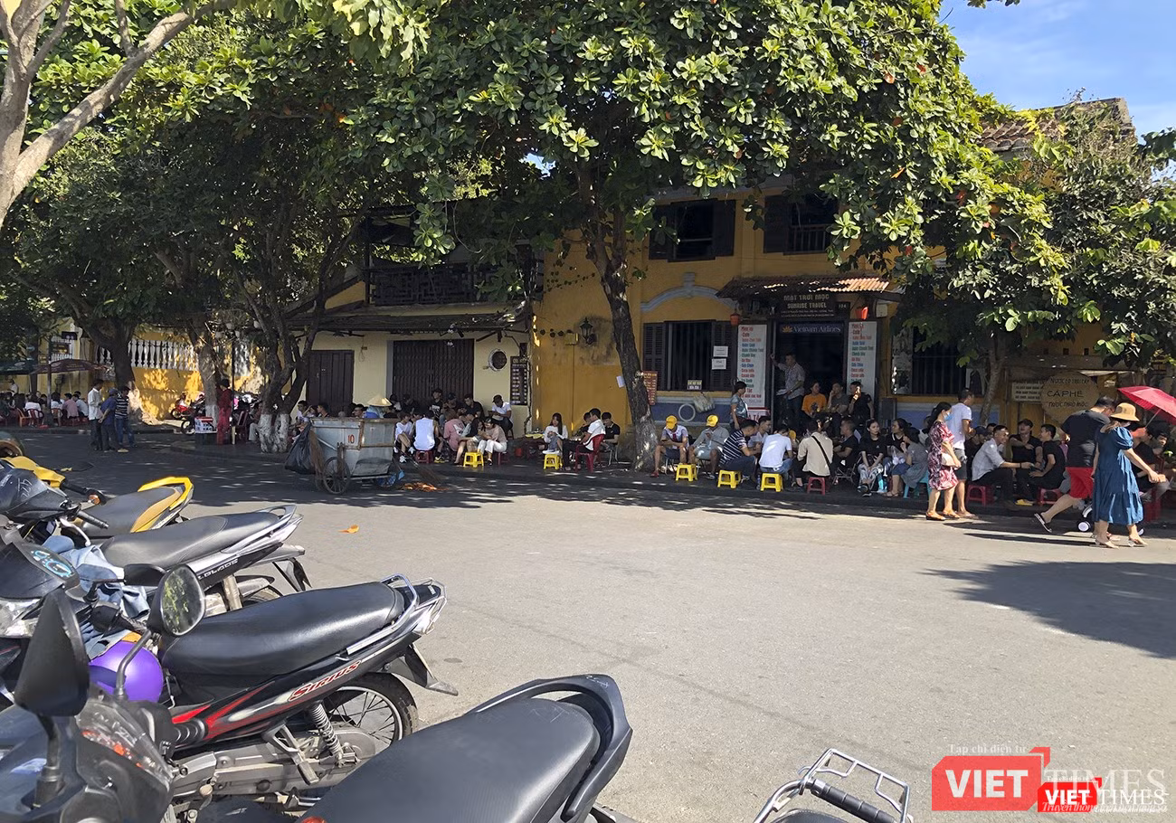Tại một góc phố khác, gần Chùa Câu, không khí nhộn hẵn khi rất đông các bạn trẻ tập trung tại đây uống cà phê, tận hưởng sự yên bình của Hội An