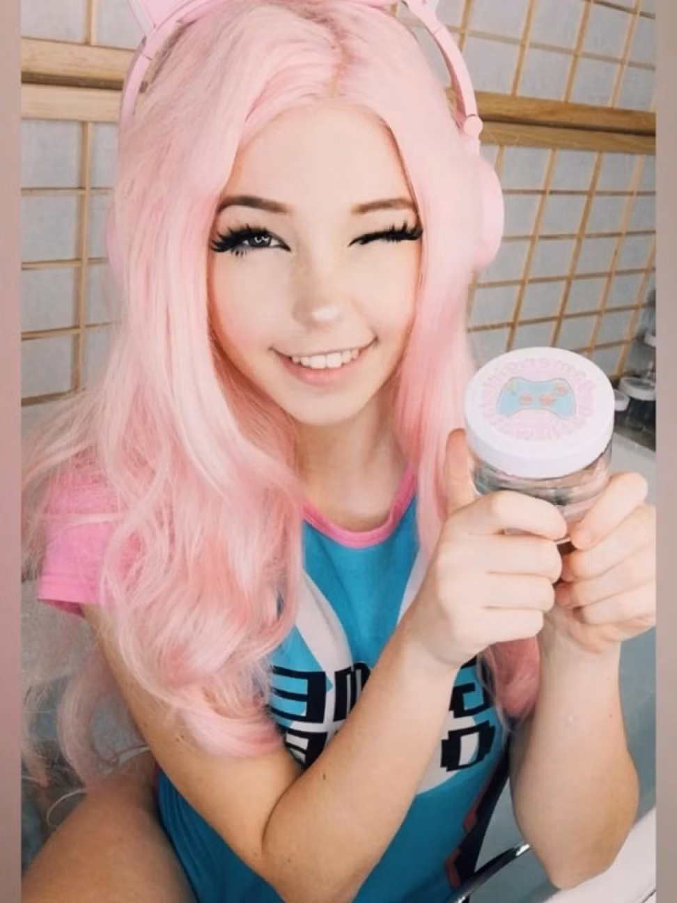 Belle Delphine với một lọ sữa tắm bán với giá 30 USD Belle Delphine với một lọ sữa tắm bán với giá 30 USD