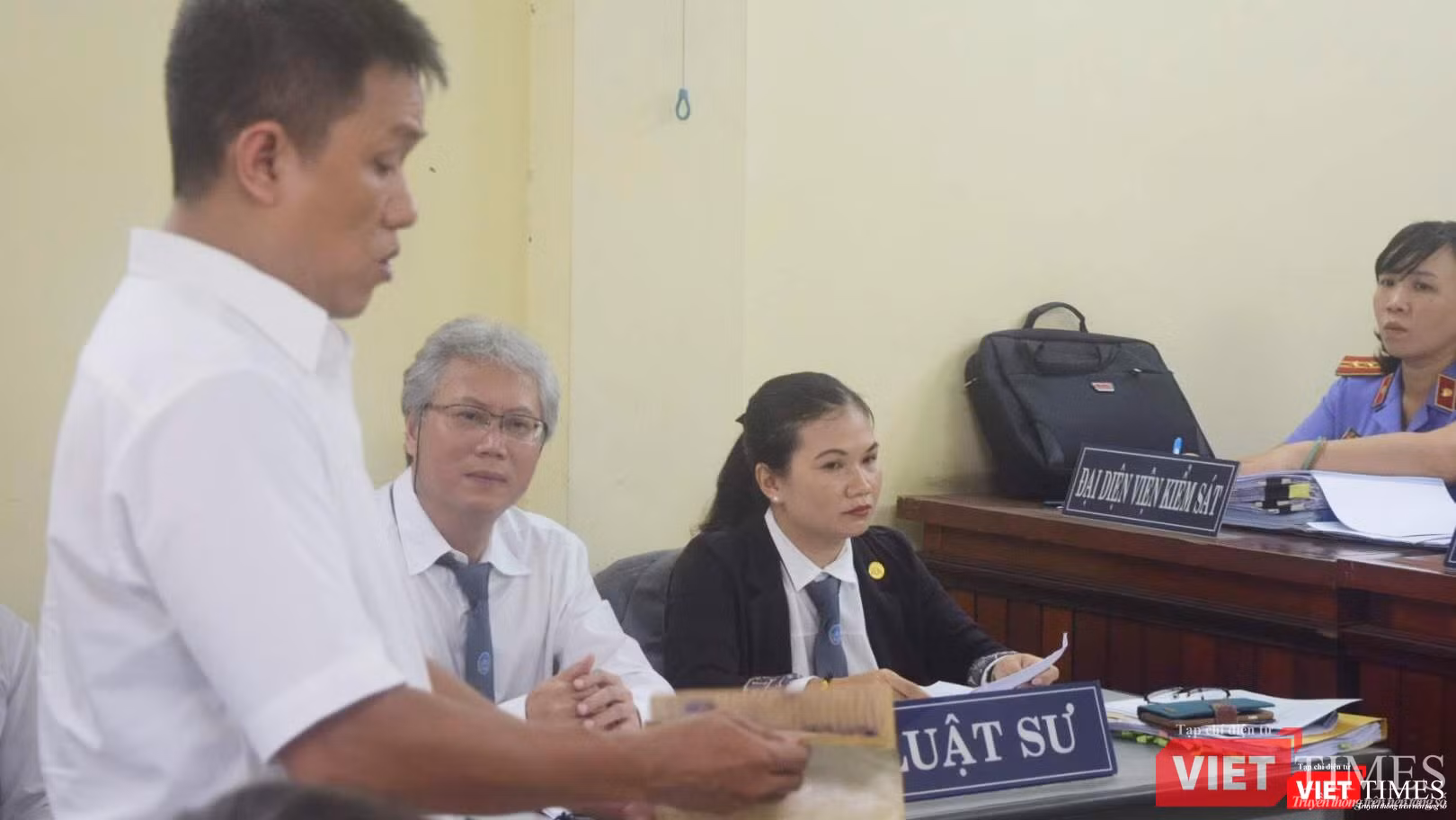 Họa sĩ Lê Linh trình bày về các phác thảo bằng tay được coi là chứng cứ bản quyền. Bên cạnh là luật sư Phạm Vũ Khánh Toàn và luật sư Trương Thị Thu Hồng