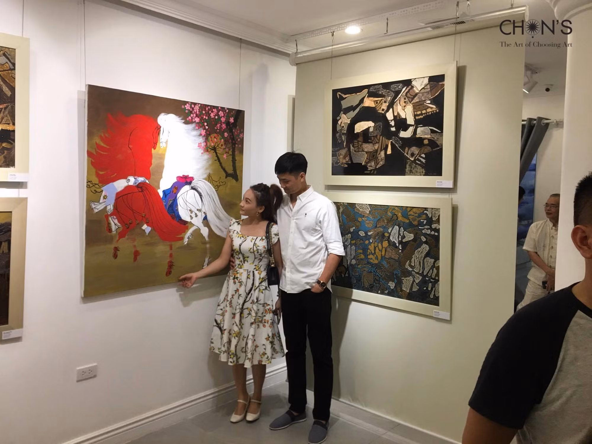Công chúng chiêm ngưỡng các tác phẩm được trưng bày Công chúng chiêm ngưỡng các tác phẩm được trưng bày