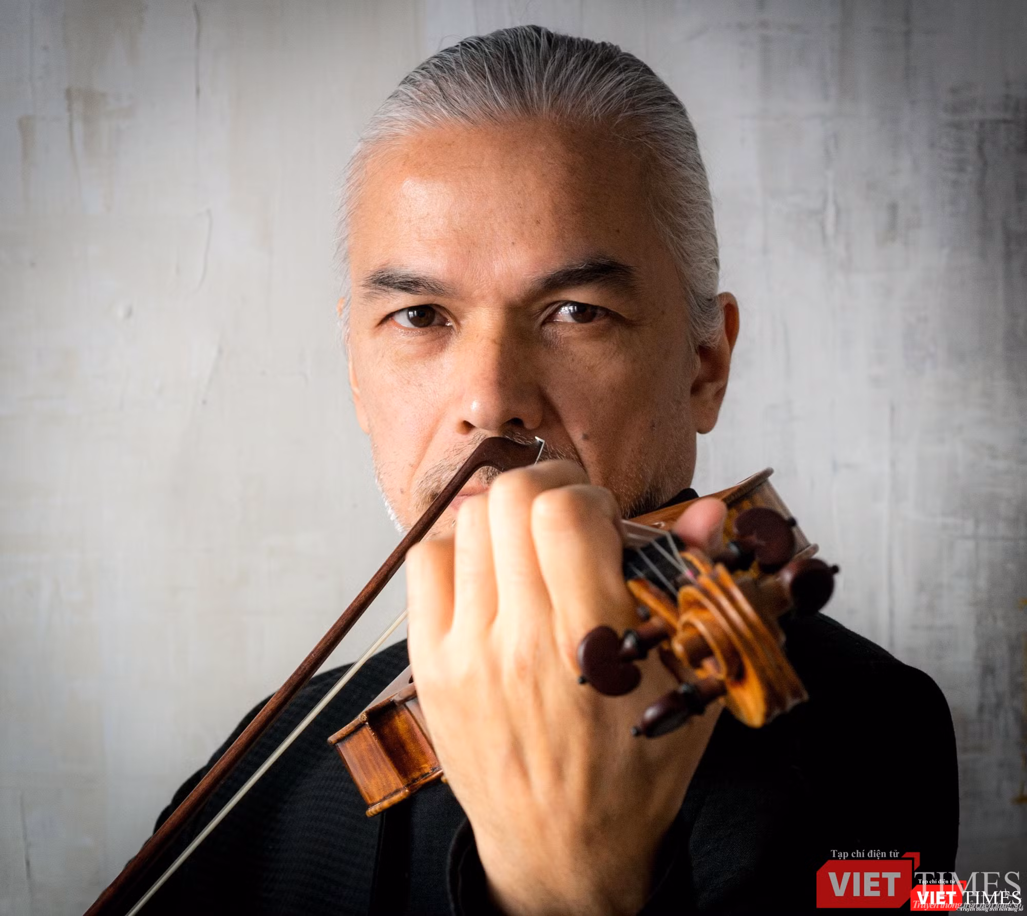Nghệ sĩ violin hiện đang sống ở châu Âu, phân chia thời gian biểu diễn và giảng dạy giữa Pháp và Đan Mạch. Nghệ sĩ violin hiện đang sống ở châu Âu, phân chia thời gian biểu diễn và giảng dạy giữa Pháp và Đan Mạch.