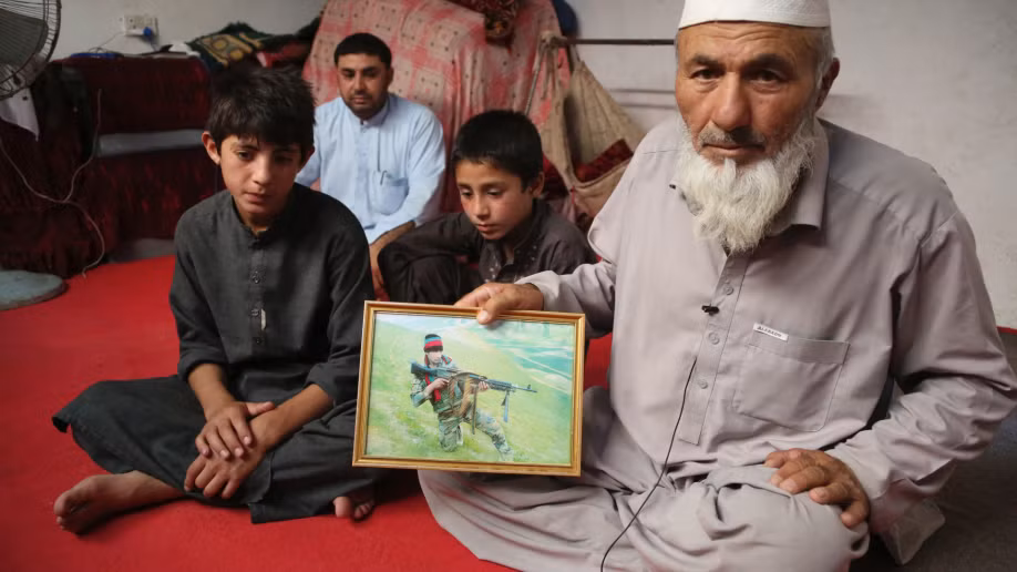 Ông Noor Mohammad, người tháo chạy khỏi ngôi làng của mình ở Nangarhar hồi cuối tháng 4 vừa qua do IS truy quét, cầm trên tay bức ảnh người con trai thiệt mạng trong lúc chiến đấu (Ảnh: AP) Ông Noor Mohammad, người tháo chạy khỏi ngôi làng của mình ở Nangarhar hồi cuối tháng 4 vừa qua do IS truy quét, cầm trên tay bức ảnh người con trai thiệt mạng trong lúc chiến đấu (Ảnh: AP)