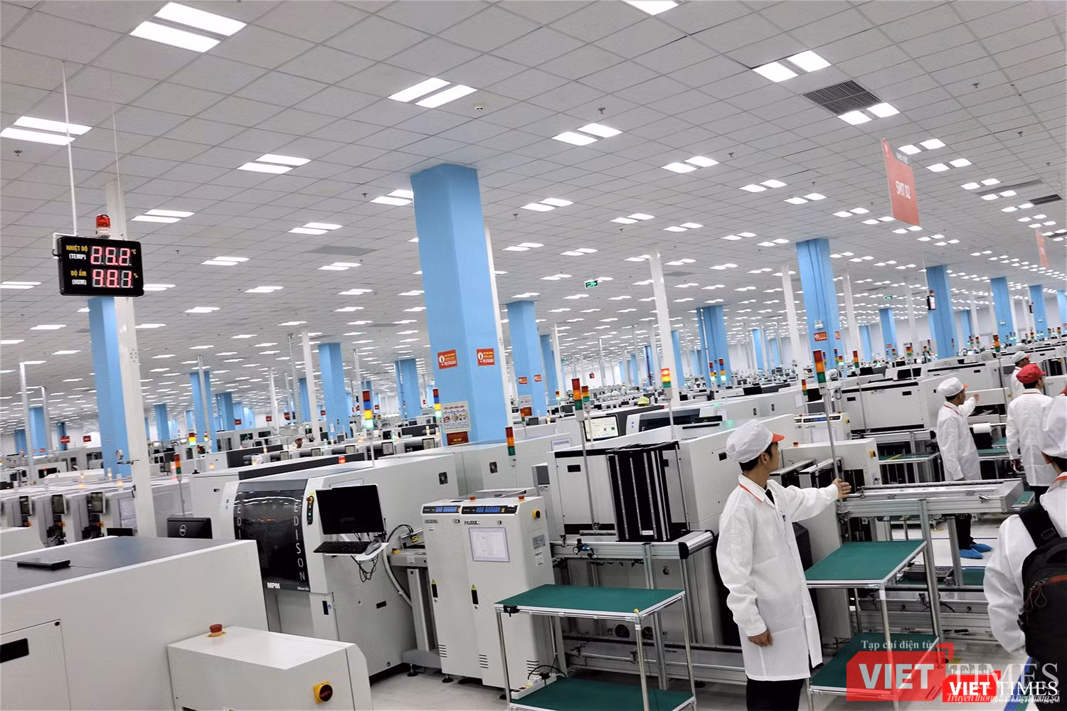 Khu sản xuất smartphone trong nhà máy