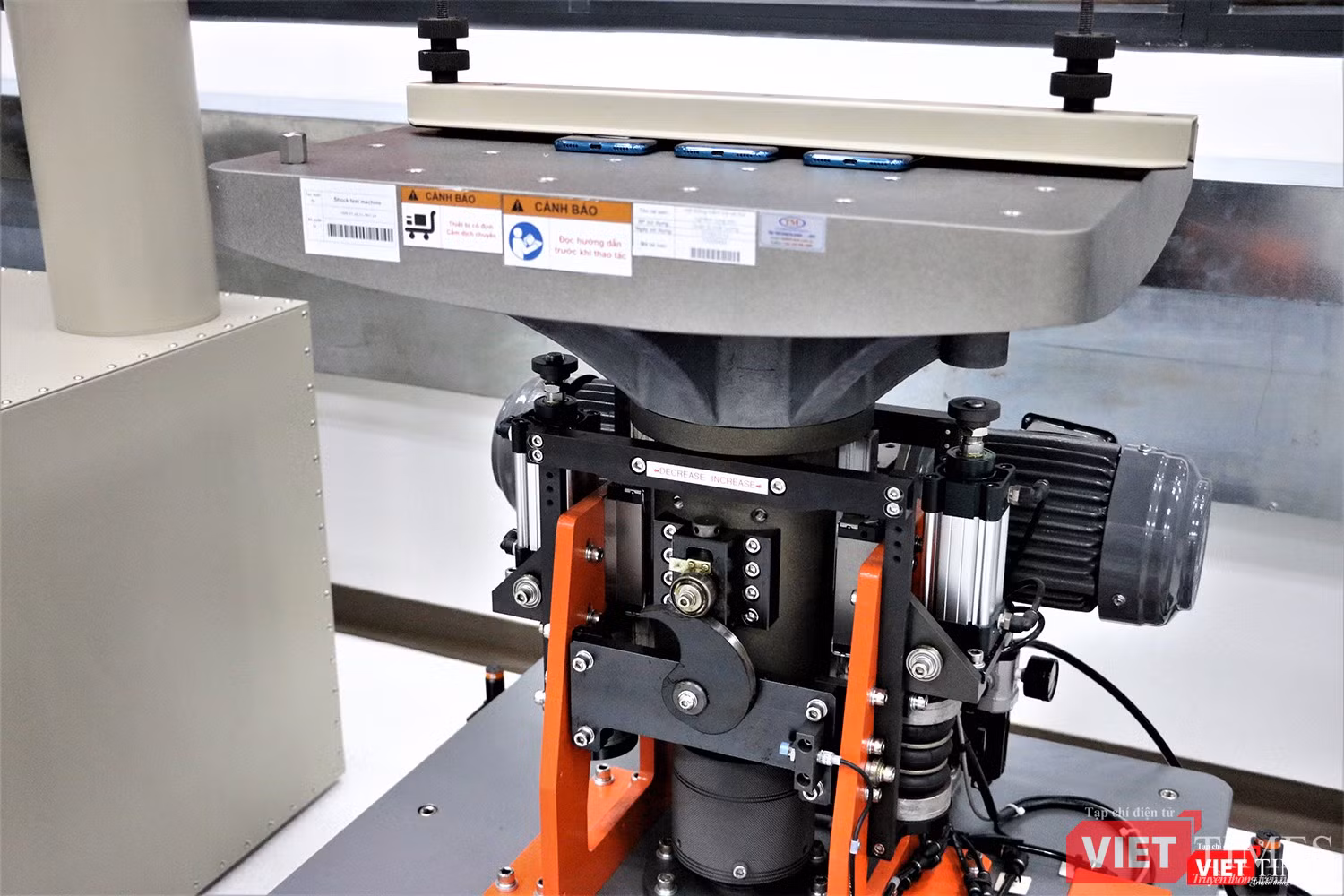 Thiết bị thử khả năng chống rung xóc của sản phẩm (màu xanh dương là điện thoại Vsmart). Đây là công đoạn thử độ bền của mối hàn